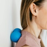 Séance de rééducation personnalisée pratiquée par un kinésithérapeute.